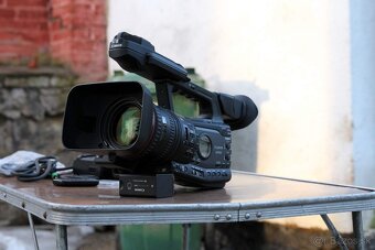 Canon XF300 + 3x aku Canon BP-975 - 2