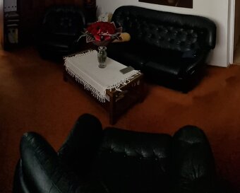 Predám pekný Kožený gauč a dva kresla - 2