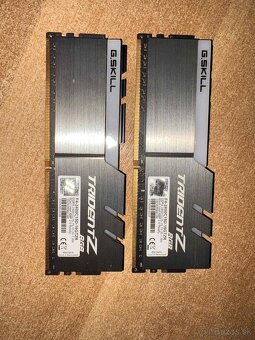 RAM - F4-2400C15D-16GTZR - 2