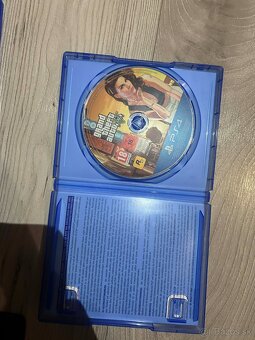 Predám pleistation 4 slim plno funkcni. - 2