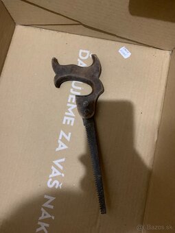 Staré ručné náradie – kosák, píly, sekera (zachovalé, na pre - 2