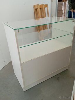 Presklená predajná skrinka so zásuvkami a policou – biela, e - 2