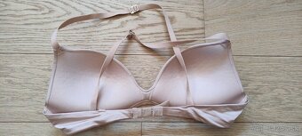 Push up s prekrizenymi ramienkami. Oblecena 1x, nesedi mi a - 2