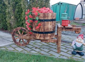 Záhradný fúrik drevený dekorácia - 2