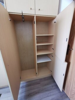 Dve rovnaké skrine, komoda a vitrína - 2