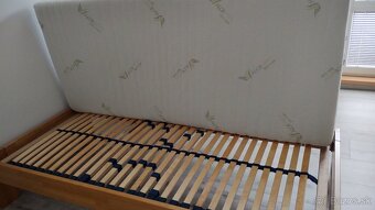 Drevená posteľ s madracom - 2