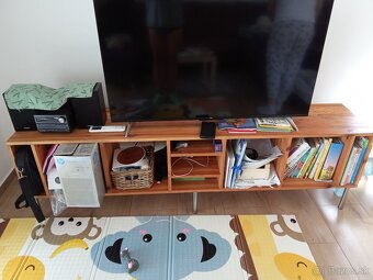 Predam borovicovu skrinku pod TV z dreva - 2