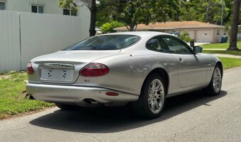Jaguar XK8 4.0L V8 - 2