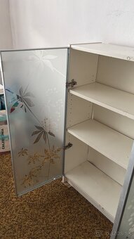 Predám kniznicu IKEA BILLY s pieskovanými sklom s kvetmi - 2