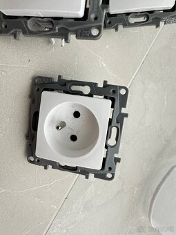 Legrand Niloe vypinace, zaliziove spinace a ramiky - 2