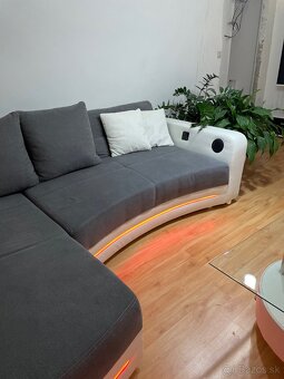 Moderná sedačka s LED osvetlením, Bluetooth a USB – TOP stav - 2