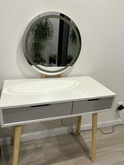 Kozmetický stolík - 2