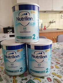 Dojčenské mlieka babylove a Nutrilon ar - 2