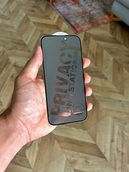 Privacy tmavé ochranné sklo na iPhone 16 pro - 2