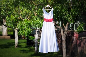 Predám svadobné šaty – elegantné, saténové, veľkosť S/M - 2
