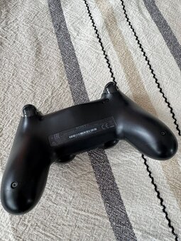 predam ovladac na playstation 4 dualsense v dobrom stave - 2