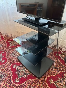Sklenený stolík pod televízor - 2