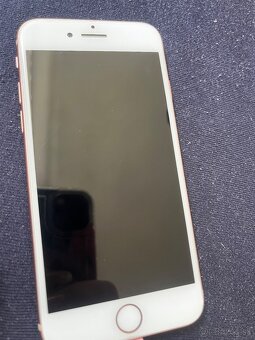 Predám iPhone 8 – 64 GB, 75 % batéria, kábel + 3 kryty - 2