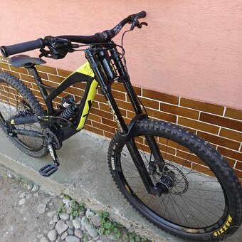 YT Tues AL / M / 27.5" / RS BOXXER air/ ZEE / RACEFACE - 2