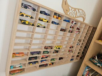 Drevena policka s autickami hotwheels - 2