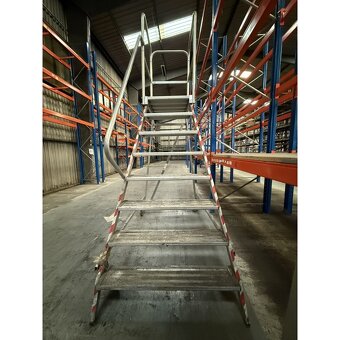 EUROLINE hliníkový pojazdný rebrík s plošinou, 8 priečok, vý - 2