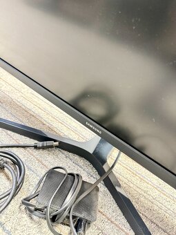 SAMUSNG UHD 32", 60 Hz, U32J590 - 2