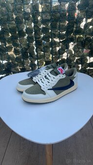 Air Jordan 1 Low OG “Olive” Travis Scott - 2