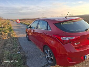 Hyundai i30 HATCHBACK 1,4i MPI Benzín 2015 červená metalíza - 2