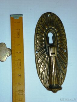 Starý mosadzný štítok. - 2