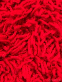 Červený hrubý oválny koberec - 2
