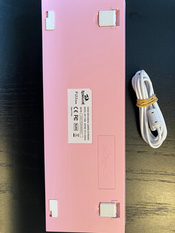 Redragon - 60 pink mechanical keyboard - wired - 2