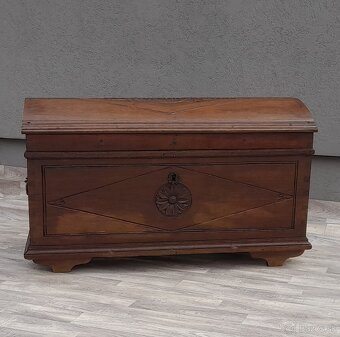 Truhlica dubová z roku 1812 . - 2