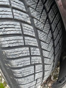 245/45 R19 90% DOT4923 - 2