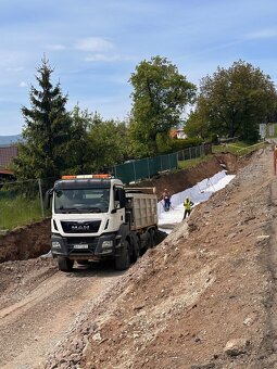Nakladá autodprava s hydraulickou rukou - 2