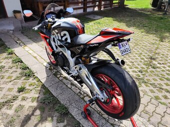 Aprilia RSV4 Factory - 2