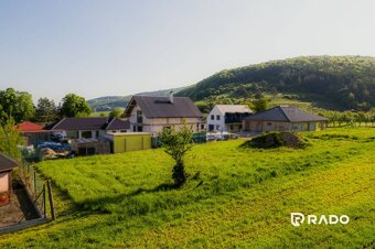 RADO | Na predaj atraktívny, stavebný pozemok 633 m2 TN, Opa - 2