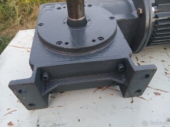 Snekova prevodovka s elektromotorom 1,5kW. - 2