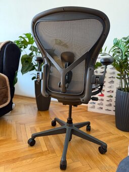 Herman Miller Aeron – veľkosť B | Graphite | Pre tvrdé podla - 2