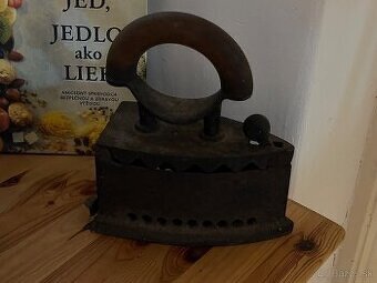 Predám 2 staré žehličky na foto za 40,-eur. - 2