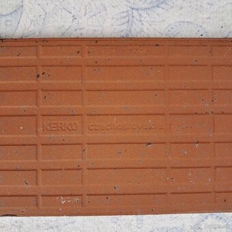 Retro dlažba – hnedá lesklá - 0,30€ za ks - 2