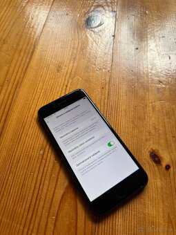 iPhone 8 64GB - 100% batéria - 2