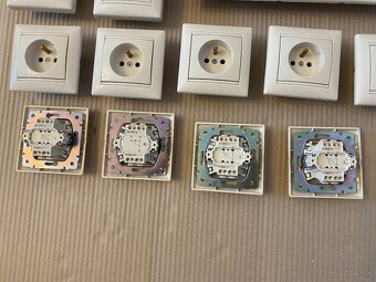 Zásuvky a vypínače Legrand Valena - 2