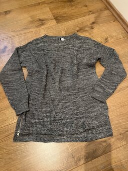 Predĺžený sivý pulover s rozparkami - 2