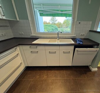 Svetlá moderná kuchyňa FATIMA s tmavou doskou - 2