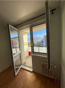 Ponúkame na predaj 3- izbový byt na Dlhých Dieloch na ulici  - 2