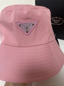 Rúžový klobúk Prada - 2