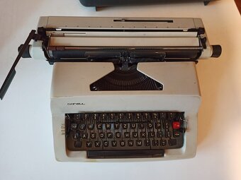 Predám kufríkový písací stroj CONSUL Z 2226 s kufríkom - 2