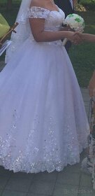 Krásne zdobené svadobné šaty - 2