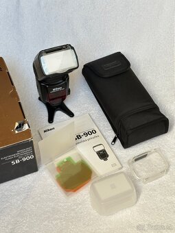 Nikon SB-900. - 2