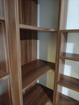 Vysoká rohová knižnica - odtieň orech - 2